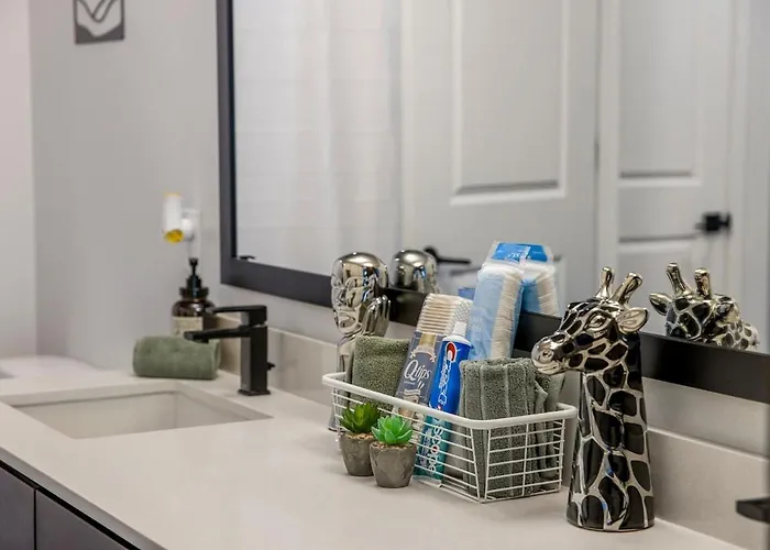 Escape To The Lion's Den 1br King Bed Apartment *