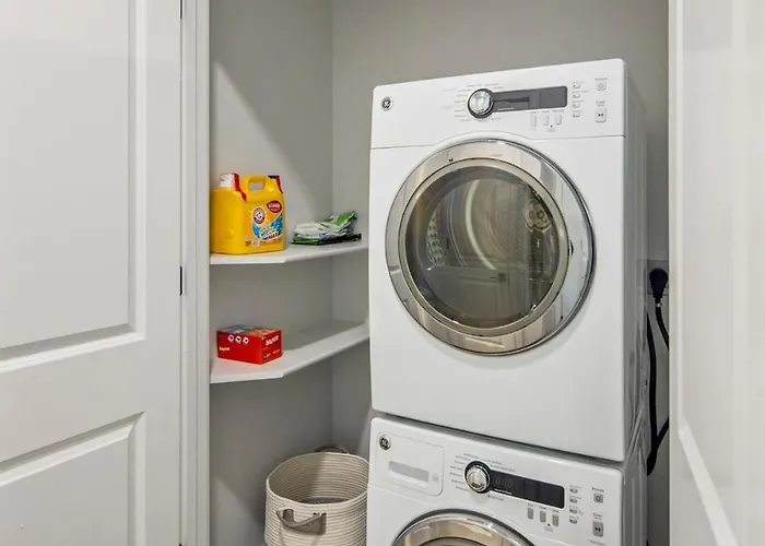 Escape To The Lion's Den 1br King Bed